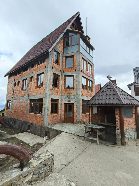 Pensiune de vânzare în Rânca – oportunitate rară lângă pârtia M1