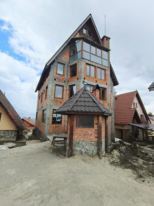 Pensiune de vânzare în Rânca – oportunitate rară lângă pârtia M1