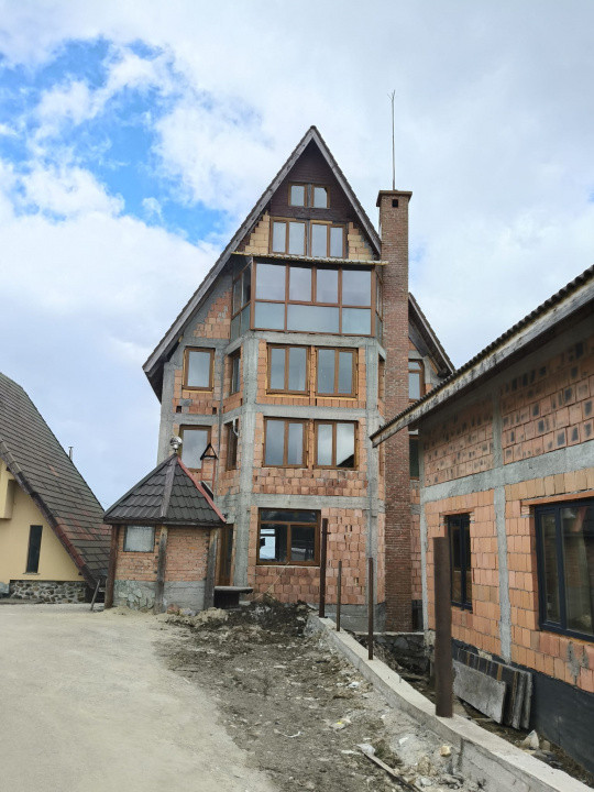 Pensiune de vânzare în Rânca – oportunitate rară lângă pârtia M1