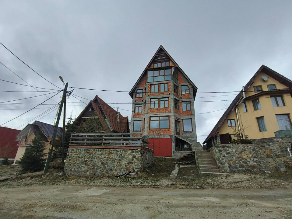 Pensiune de vânzare în Rânca – oportunitate rară lângă pârtia M1