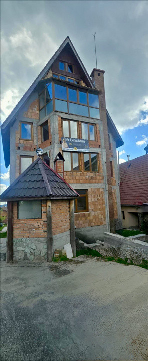 Pensiune de vânzare în Rânca – oportunitate rară lângă pârtia M1