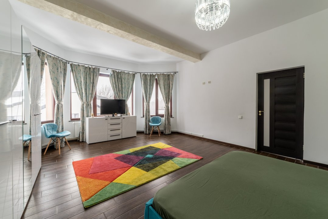 Casa 6 camere langa padure/ 340 mp/ teren de 3 745 mp la 5 min de Pitesti