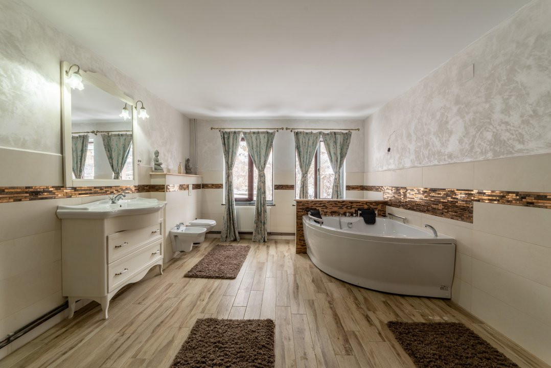 Casa 6 camere langa padure/ 340 mp/ teren de 3 745 mp la 5 min de Pitesti