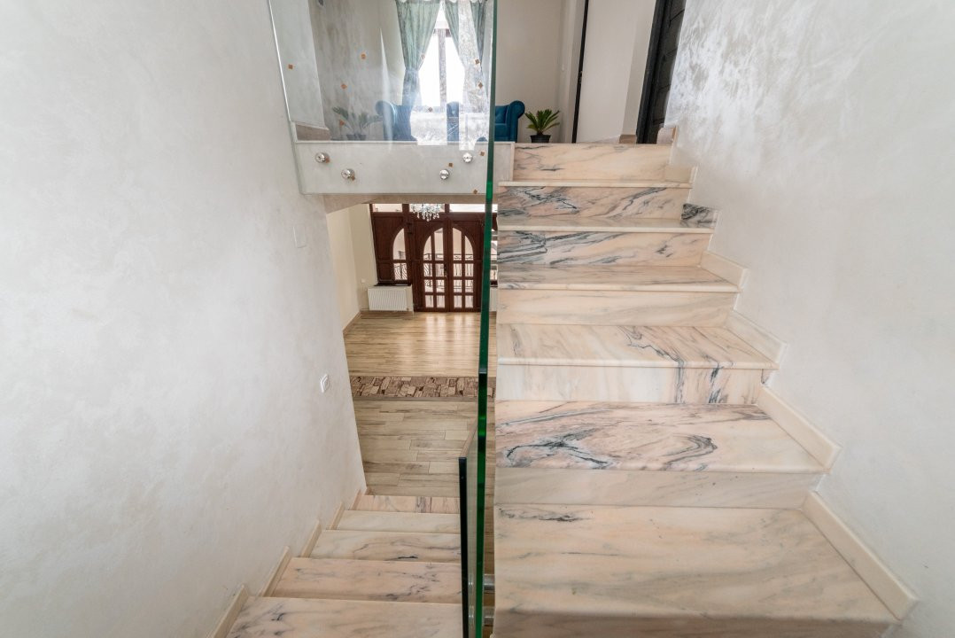 Casa 6 camere langa padure/ 340 mp/ teren de 3 745 mp la 5 min de Pitesti