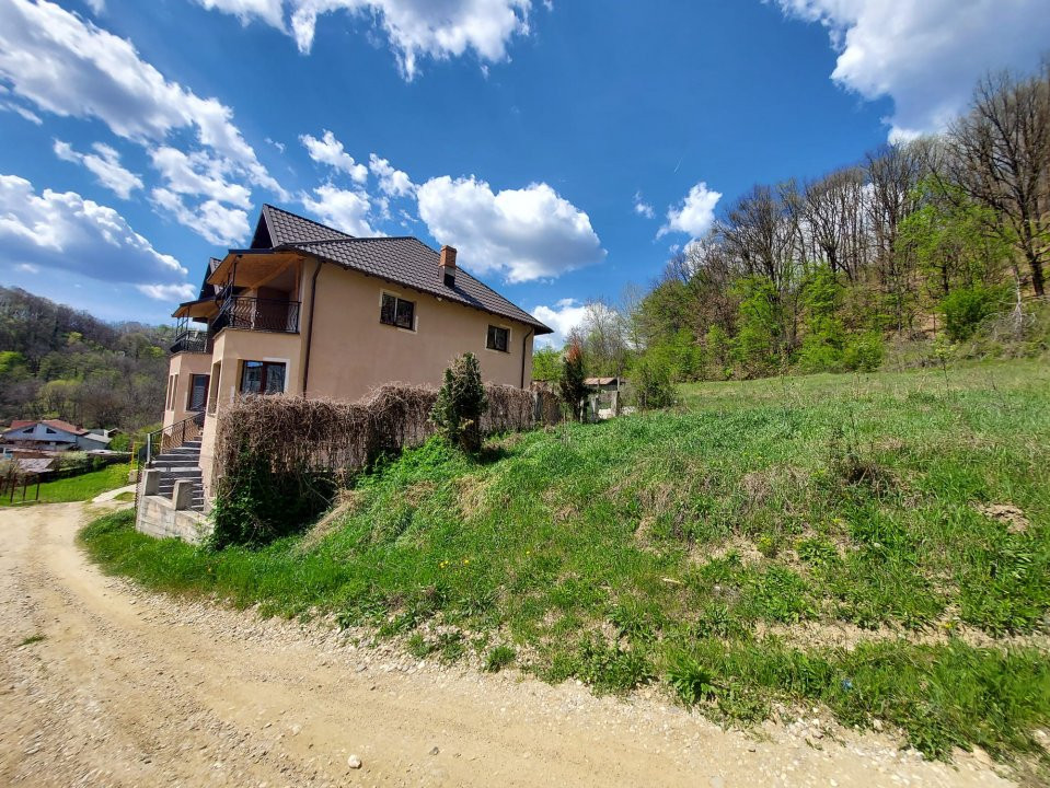 Casa 6 camere langa padure/ 340 mp/ teren de 3 745 mp la 5 min de Pitesti