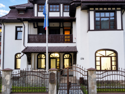 Pensiune renovata in Busteni, 14 camere, teren 900 mp, zona Libertatii