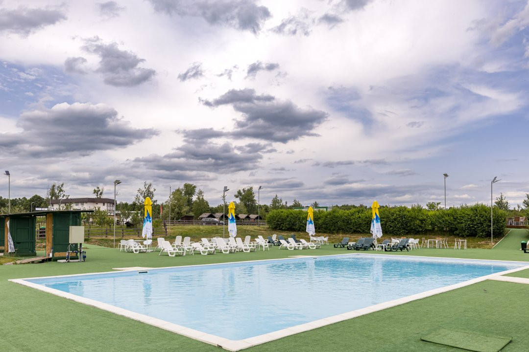 AFACERE FUNCTIONALA - MOTEL, PARCARE TIRURI, CAMPING cu piscina si lacuri