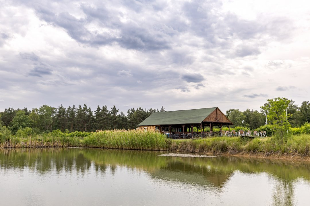 AFACERE FUNCTIONALA - MOTEL, PARCARE TIRURI, CAMPING cu piscina si lacuri