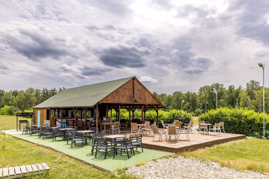 AFACERE FUNCTIONALA - MOTEL, PARCARE TIRURI, CAMPING cu piscina si lacuri