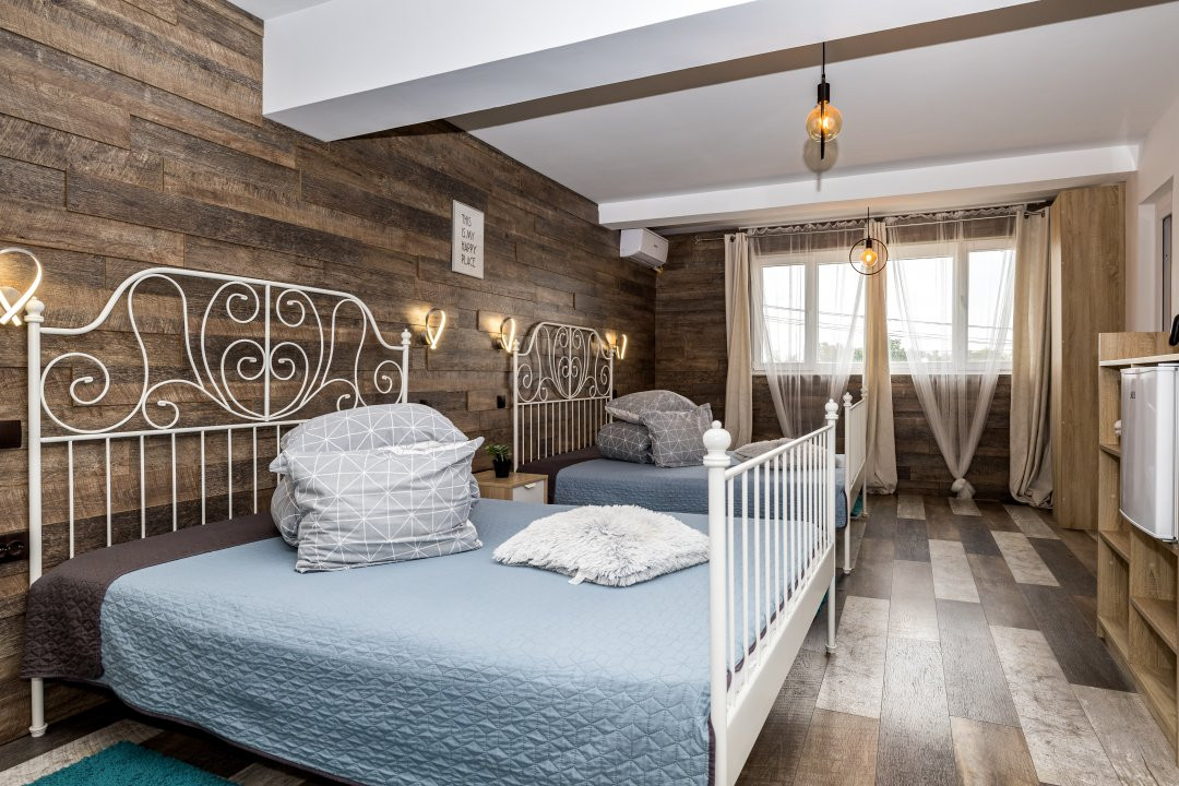 AFACERE FUNCTIONALA - MOTEL, PARCARE TIRURI, CAMPING cu piscina si lacuri