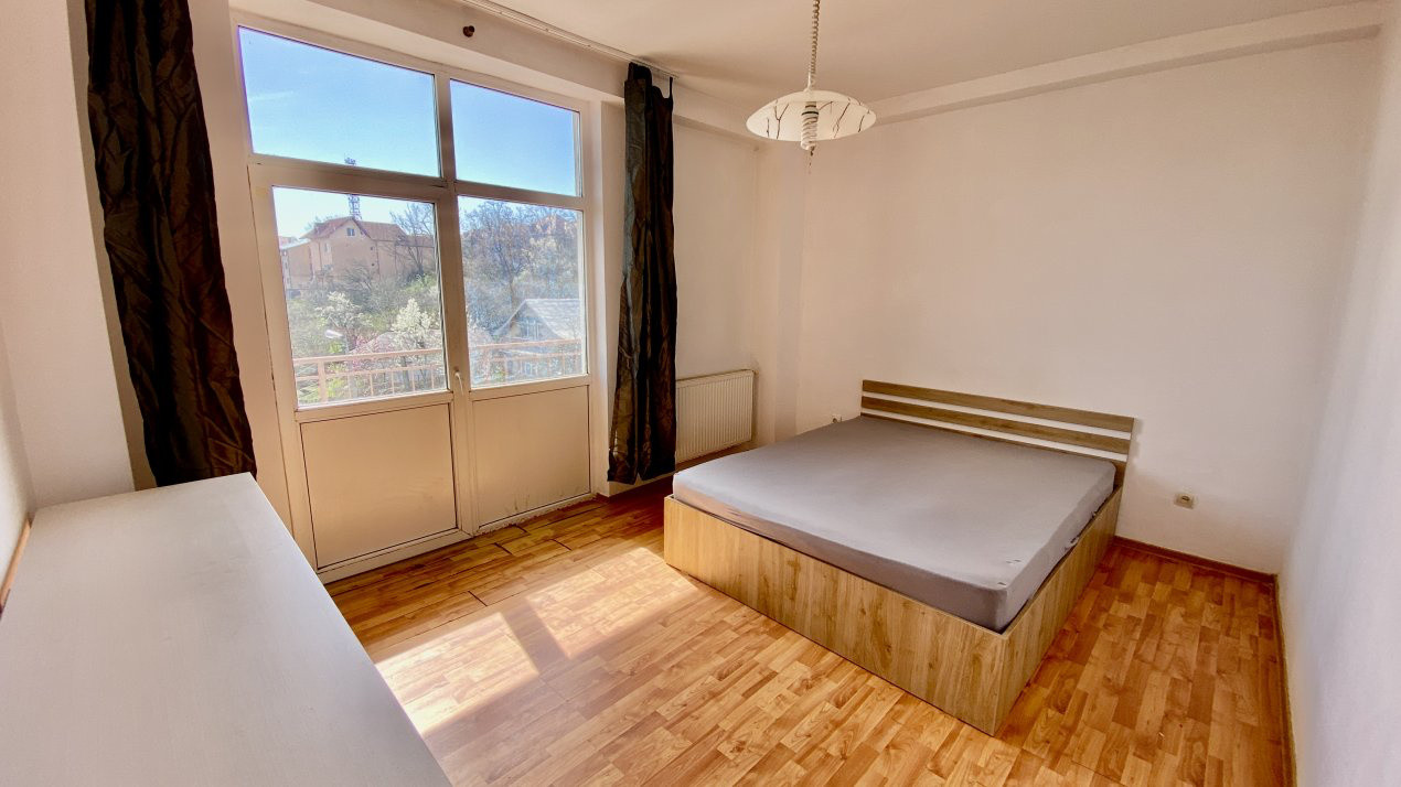 Apartament 2 camere, etaj 3, zona Teilor