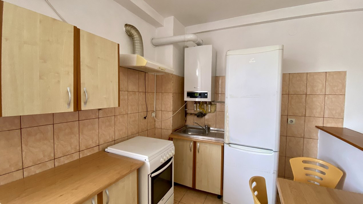Apartament 2 camere, etaj 3, zona Teilor