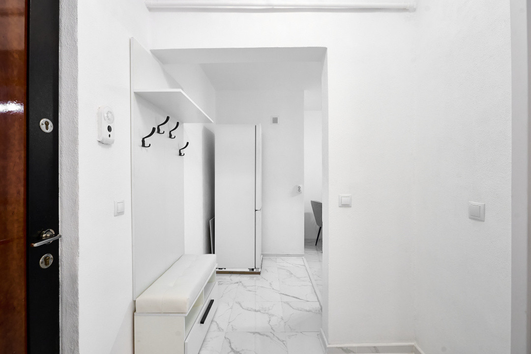 Apartament Gavana, 3 camere, etaj 1, renovat recent , zona Piata-0% comision