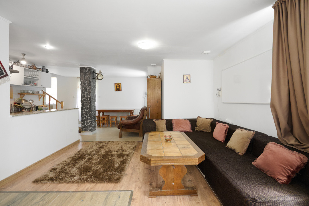 Casa de vacanta sau pensiune in Dâmbovicioara 5 camere, 5 bai, 6412 mp teren