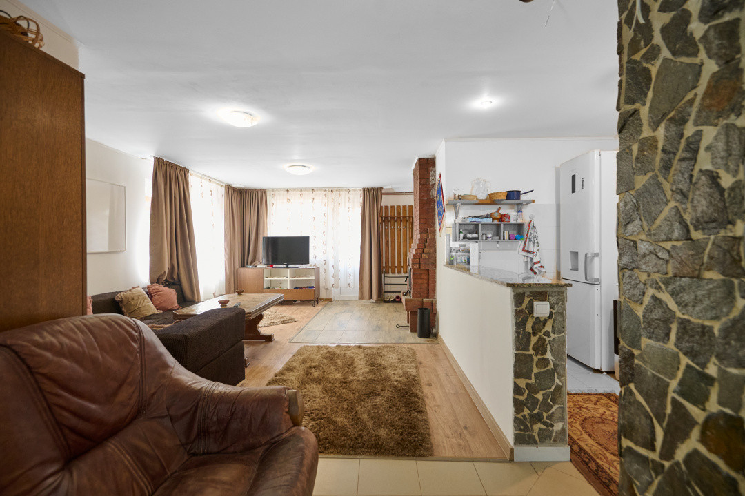 Casa de vacanta sau pensiune in Dâmbovicioara 5 camere, 5 bai, 6412 mp teren