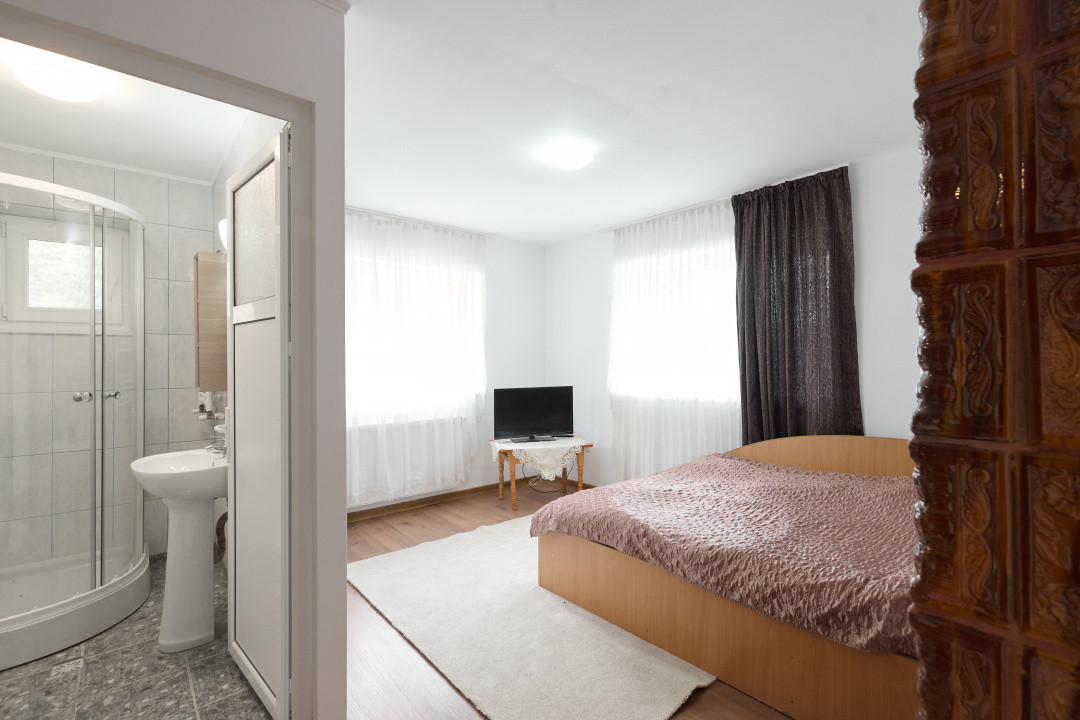 Casa de vacanta sau pensiune in Dâmbovicioara 5 camere, 5 bai, 6412 mp teren