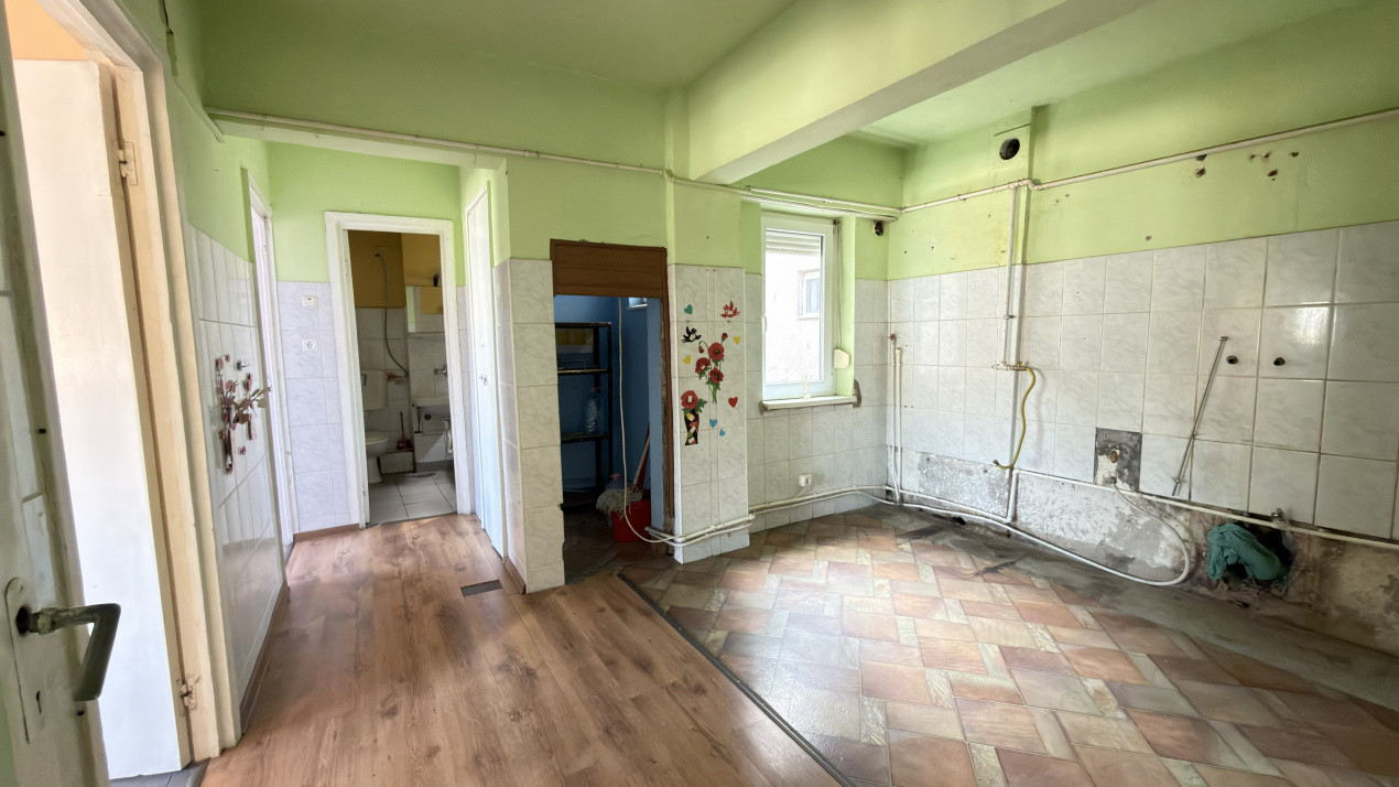 Apartament 4 camere Etaj IV, MV1, Zona Ludy - Str. Regele Ferdinand I - Carei