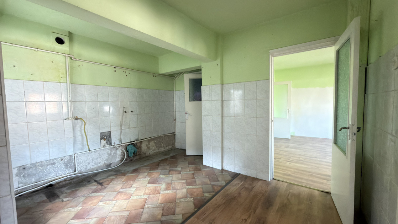 Apartament 4 camere Etaj IV, MV1, Zona Ludy - Str. Regele Ferdinand I - Carei