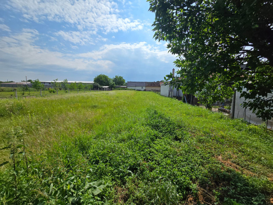  Casă de vânzare  în Lazuri, la 8 km de Satu Mare.