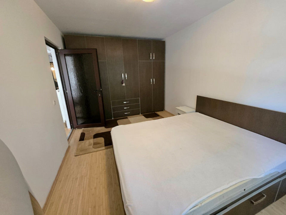 De Închiriat Apartament 4 camere Micro 16