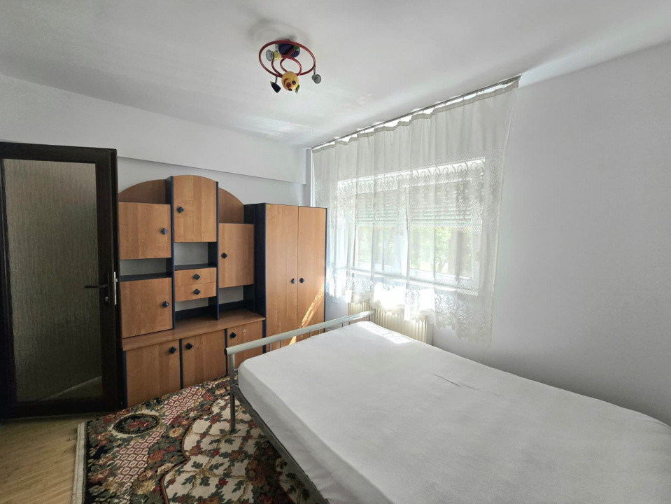 De Închiriat Apartament 4 camere Micro 16