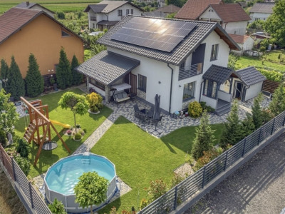    Casă individuală construită în regie proprie | Panouri fotovoltaice