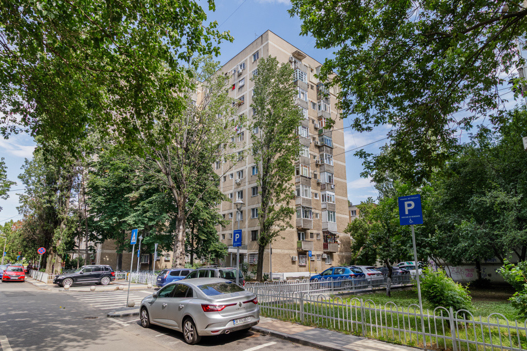 2 camere, mobilat, renovat cu boxă si loc de parcare, et 4/10
