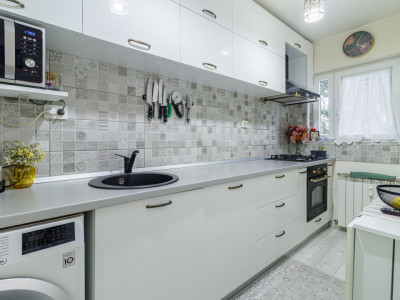2 camere, mobilat, renovat cu boxă si loc de parcare, et 4/10