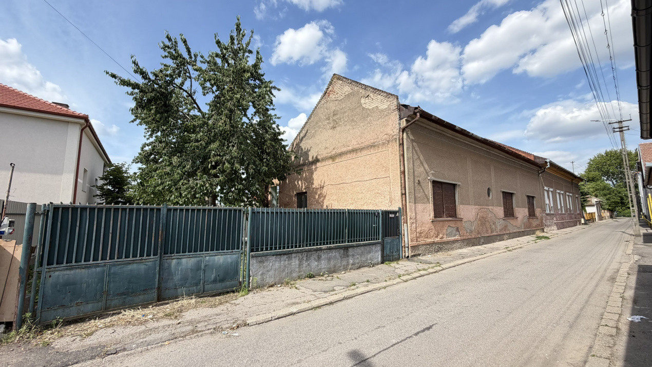 Casă de renovat cu teren 557 mp, central Str. Gh. Barițiu - Carei