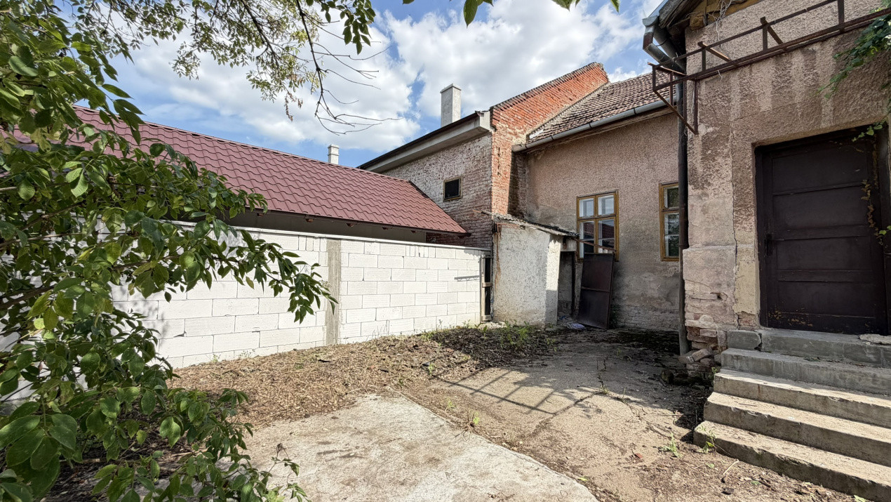 Casă de renovat cu teren 557 mp, central Str. Gh. Barițiu - Carei