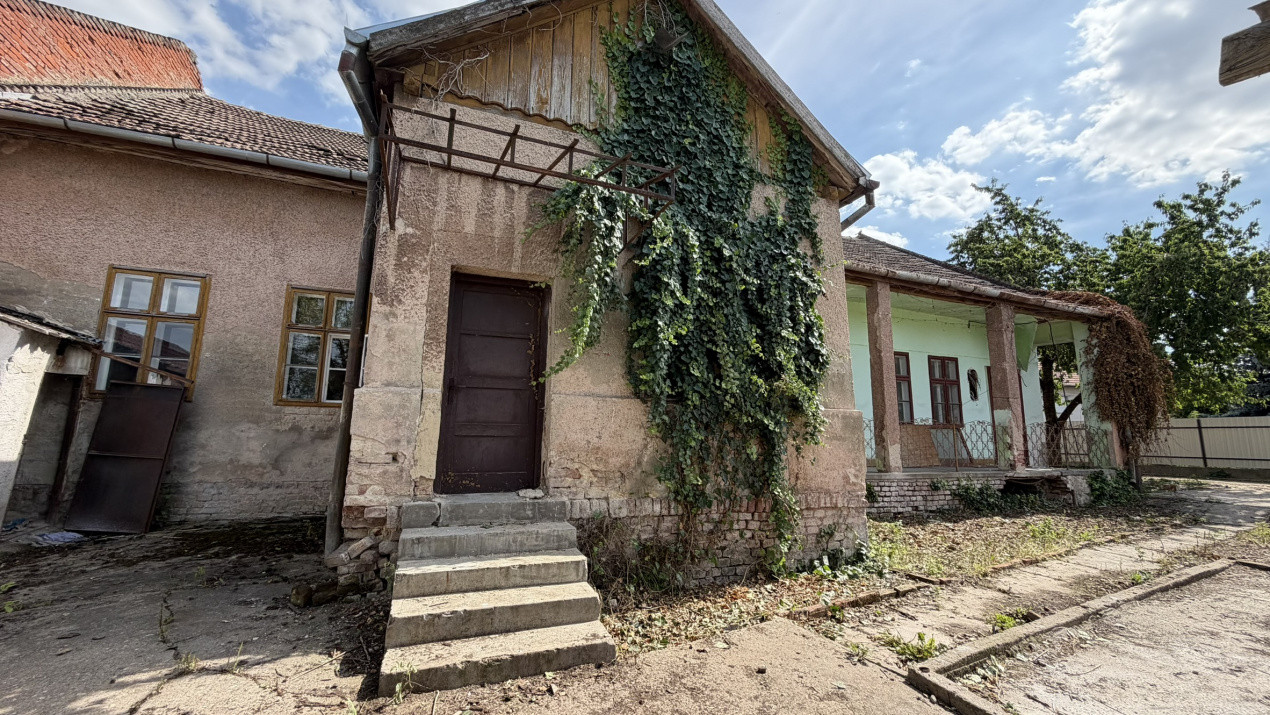 Casă de renovat cu teren 557 mp, central Str. Gh. Barițiu - Carei