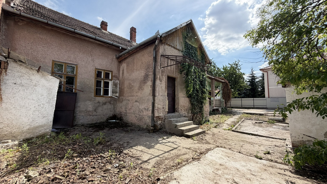 Casă de renovat cu teren 557 mp, central Str. Gh. Barițiu - Carei