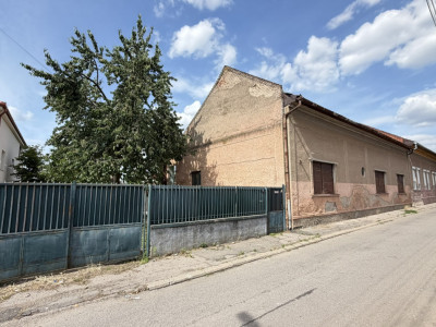 Casă de renovat cu teren 557 mp, central Str. Gh. Barițiu - Carei