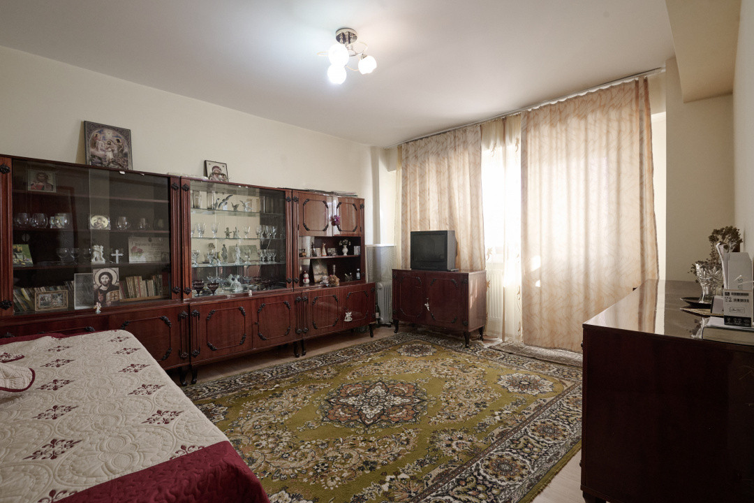 Vand/Schimb Apartament 3 camere ultracentral cu Apartament 2 camere+diferenta
