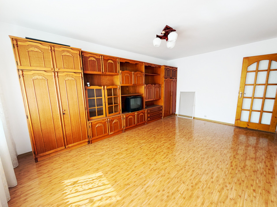 Apartament cu 3 camere decomandat + mansarda  