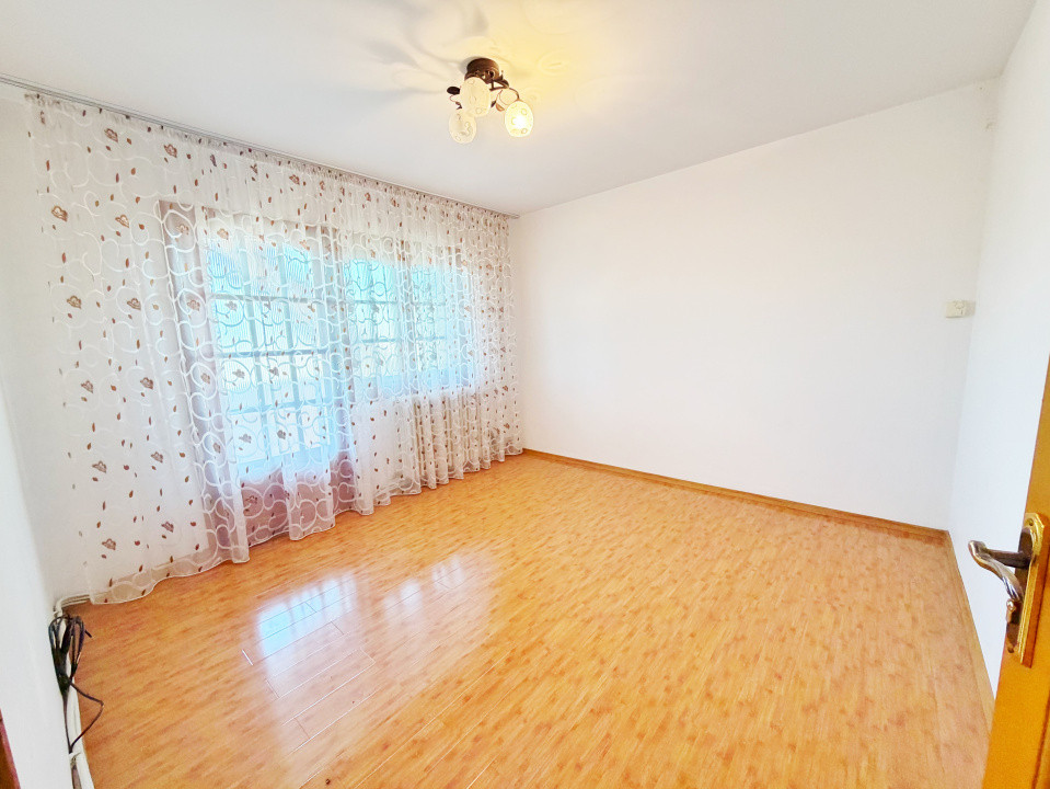 Apartament cu 3 camere decomandat + mansarda  