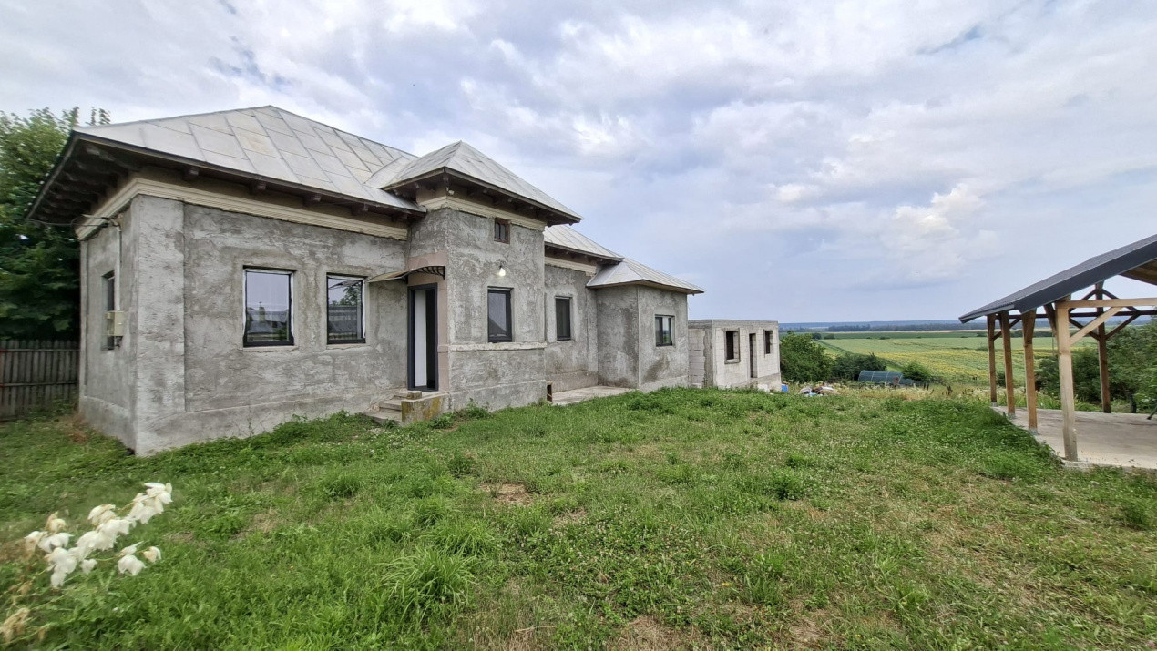 Casă complet renovată RATESTI, Tigveni – Argeș cu teren 1746 mp