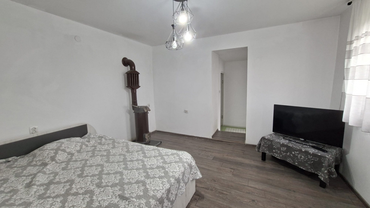 Casă complet renovată RATESTI, Tigveni – Argeș cu teren 1746 mp