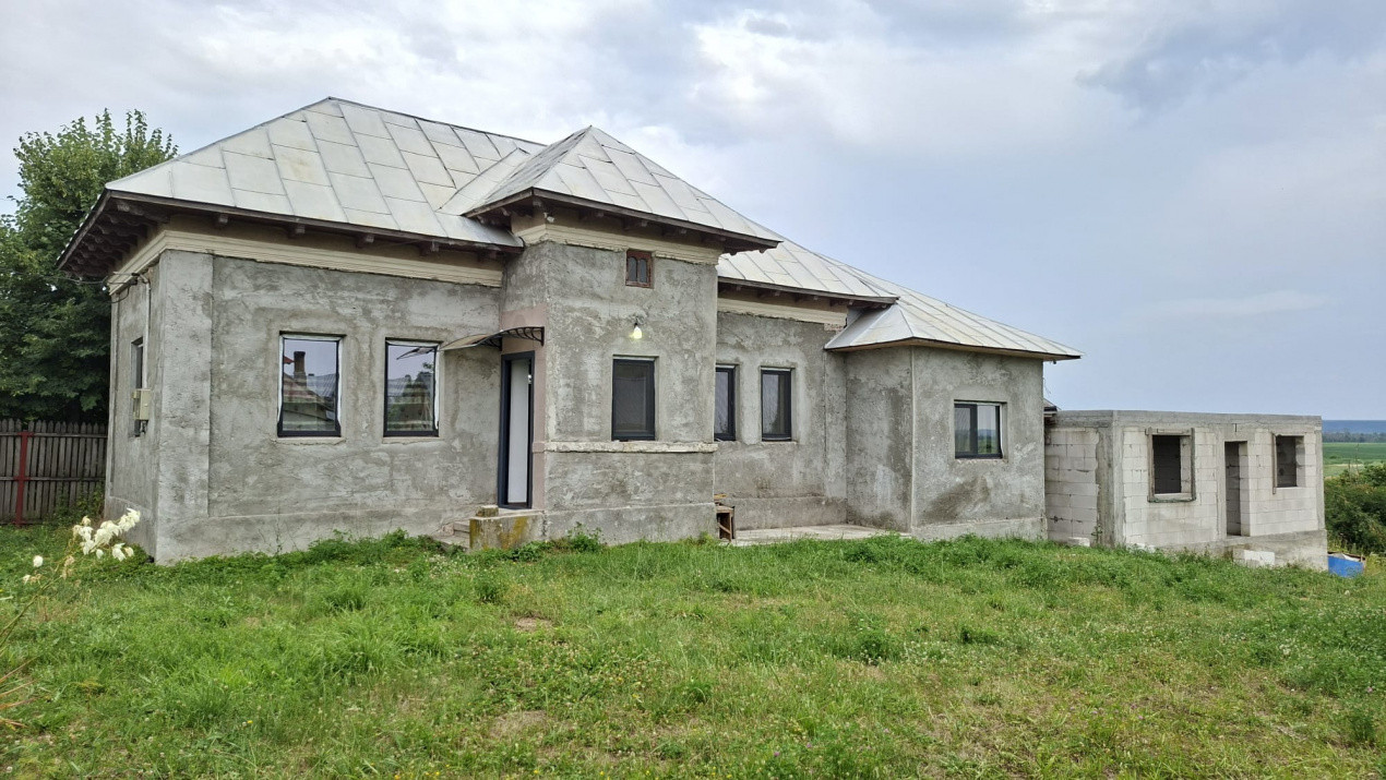 Casă complet renovată RATESTI, Tigveni – Argeș cu teren 1746 mp