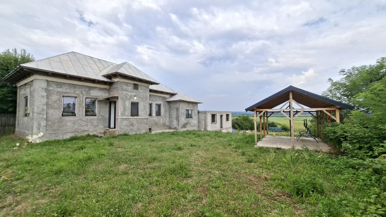 Casă complet renovată RATESTI, Tigveni – Argeș cu teren 1746 mp