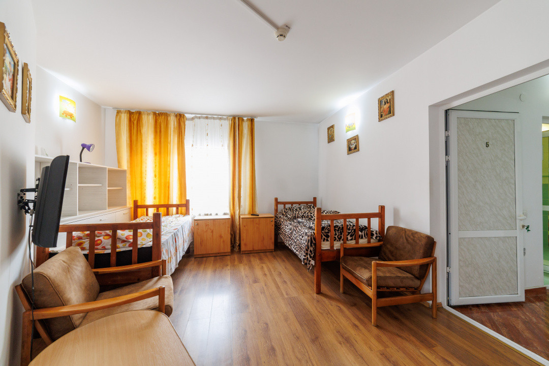 De inchiriat CASA spatioasa si curte proprie Gavana -Alunului