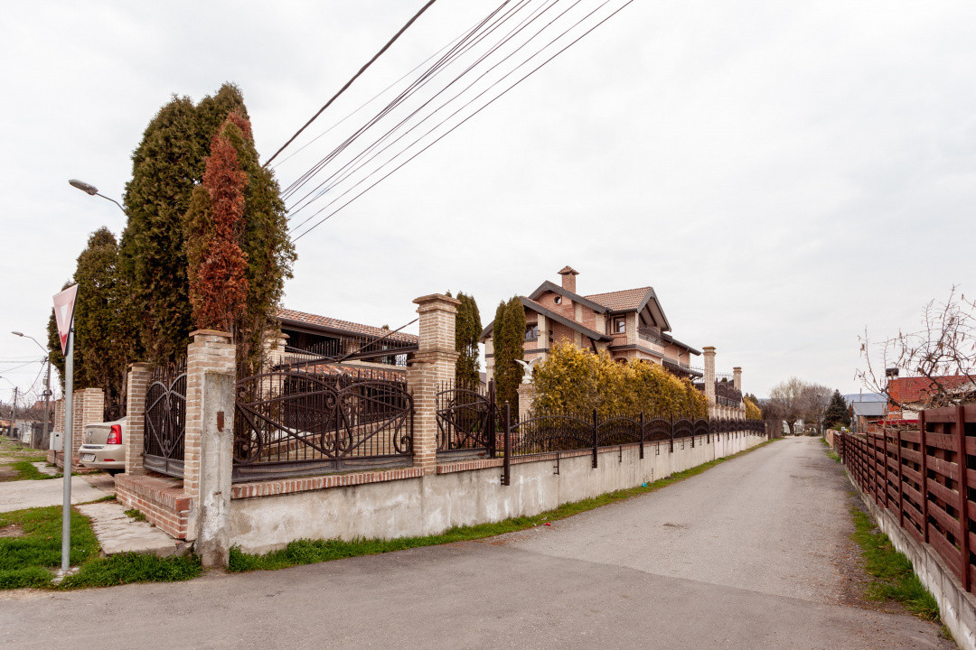 Vila impunătoare in stil italian - Ștefănești, Argeș