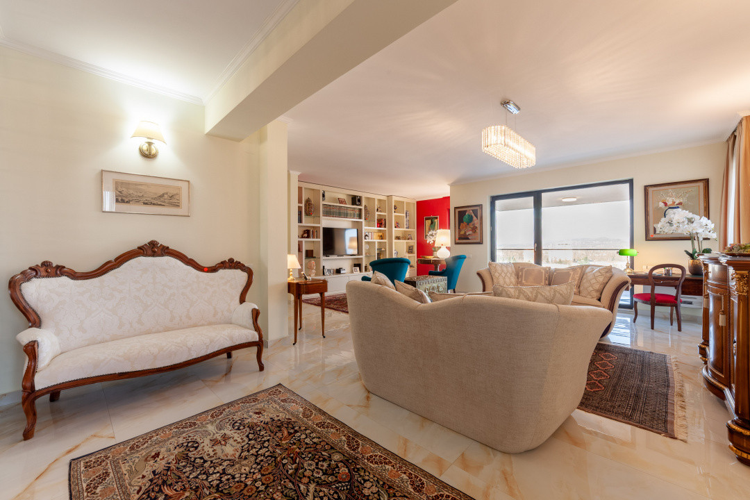 Apartament ultracentral - 3 camere, 167 mp, 2 terase, 2 locuri de parc subterane