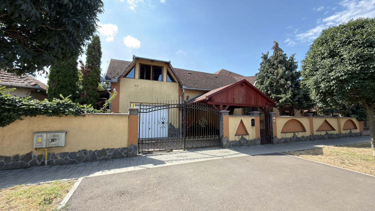 Casa Visurilor /4 camere-163 mp / Teren-1036 mp / B-dul 25 Octombrie - Carei